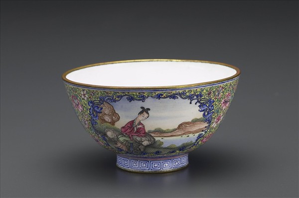 銅胎畫琺瑯黃地彩花開光人物圖碗