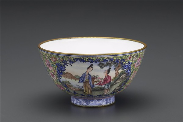 銅胎畫琺瑯黃地彩花開光人物圖碗