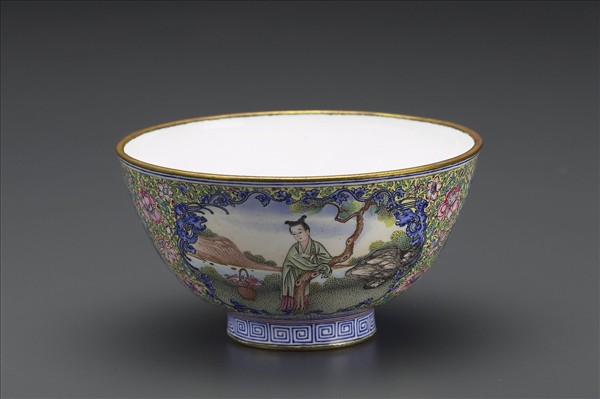 銅胎畫琺瑯黃地彩花開光人物圖碗