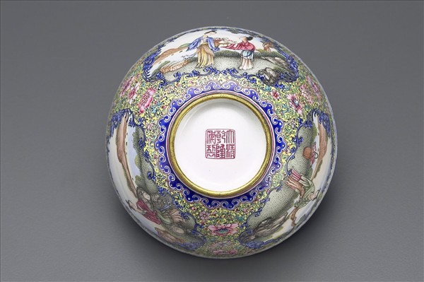 銅胎畫琺瑯黃地彩花開光人物圖碗