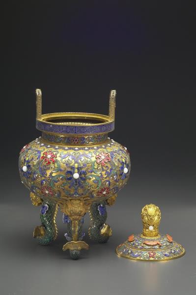 銅胎內填琺瑯三足鼎