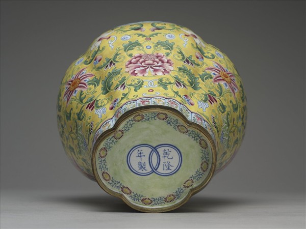 銅胎畫琺瑯海棠式蓋罐