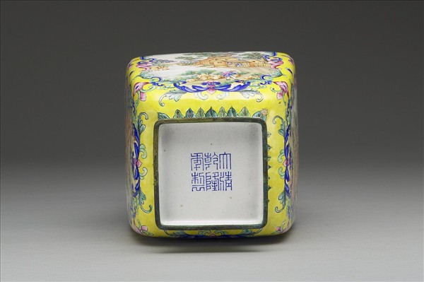 銅胎畫琺瑯方瓶