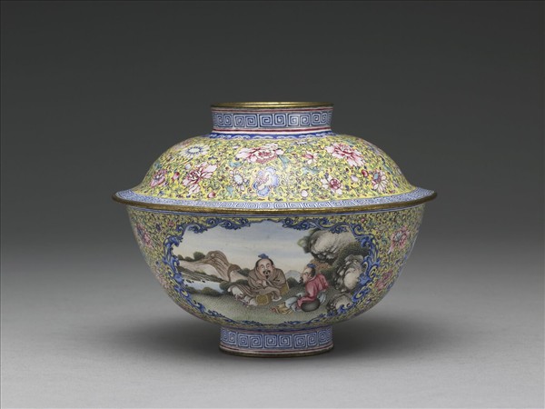 銅胎畫琺瑯黃地彩花開光人物圖蓋碗