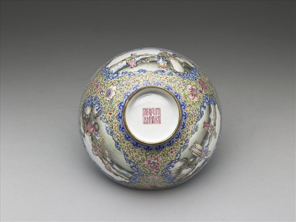 銅胎畫琺瑯黃地彩花開光人物圖蓋碗