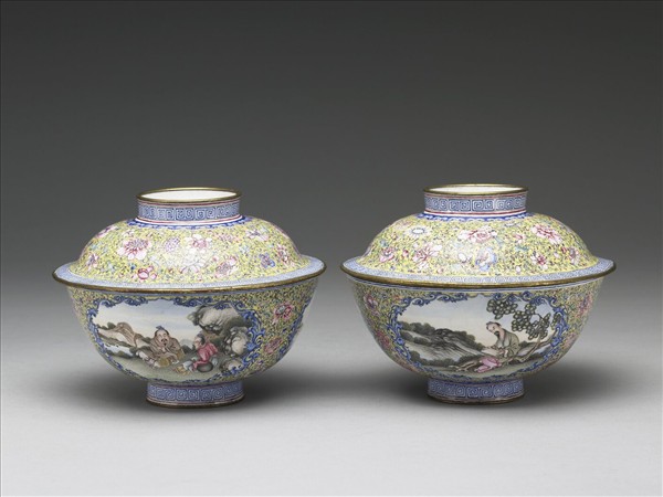 銅胎畫琺瑯黃地彩花開光人物圖蓋碗