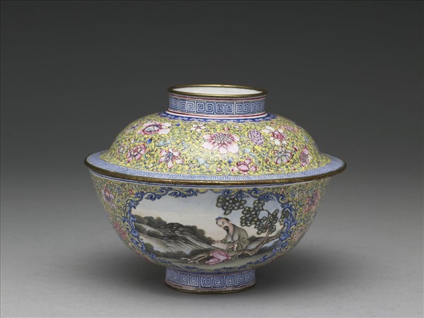 銅胎畫琺瑯黃地彩花開光人物圖蓋碗