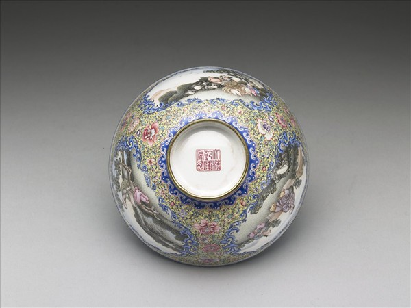 銅胎畫琺瑯黃地彩花開光人物圖蓋碗