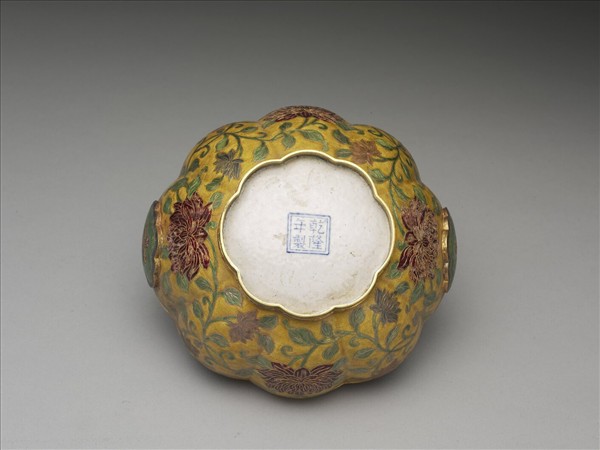 金胎內填琺瑯花籃