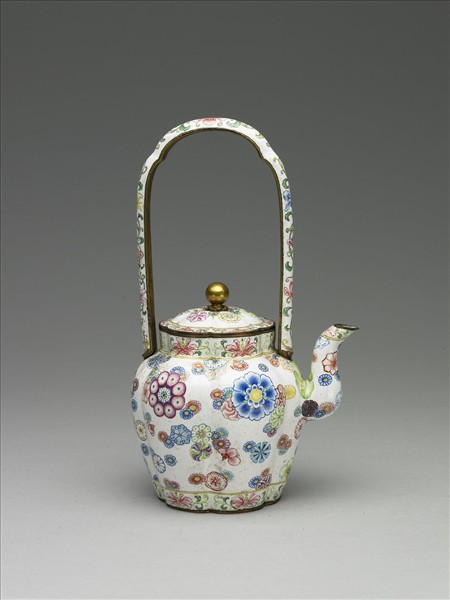 銅胎畫琺瑯皮球花紋提梁壺