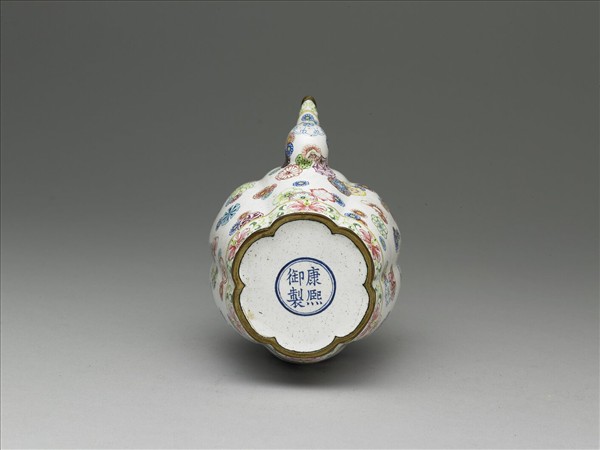 銅胎畫琺瑯皮球花紋提梁壺