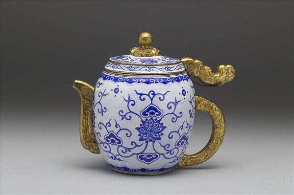 銅胎畫琺瑯白地藍花執壺