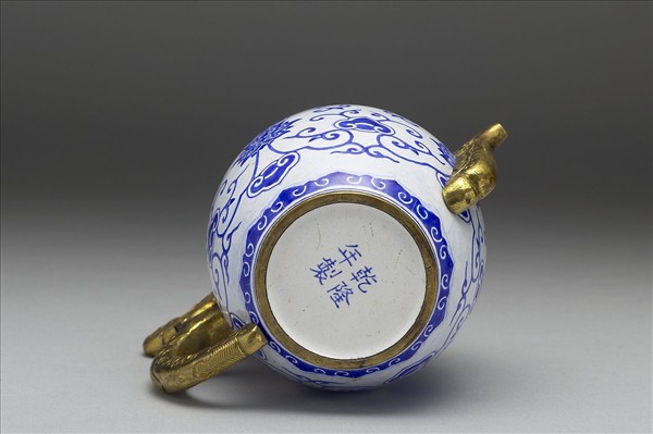 銅胎畫琺瑯白地藍花執壺