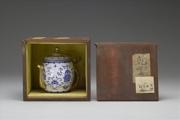 銅胎畫琺瑯白地藍花執壺