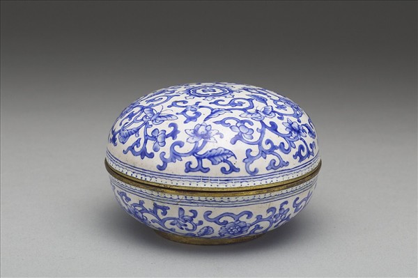 銅胎畫琺瑯白地藍花圓盒