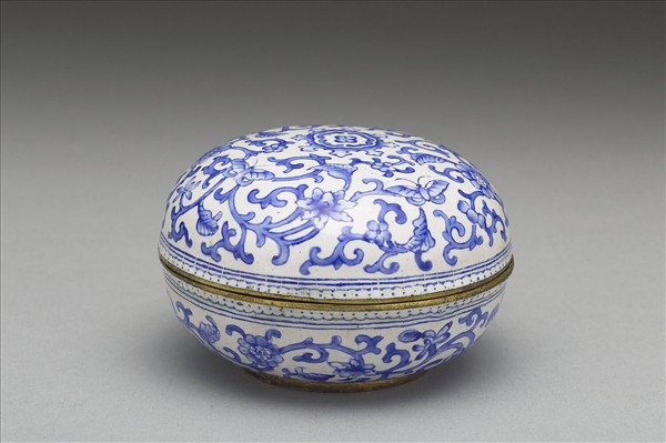 銅胎畫琺瑯白地藍花圓盒