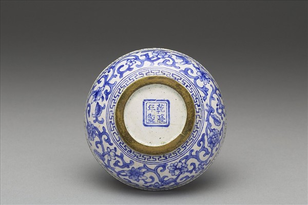 銅胎畫琺瑯白地藍花圓盒