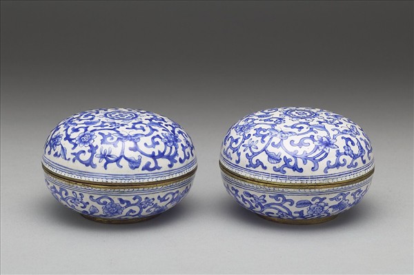 銅胎畫琺瑯白地藍花圓盒