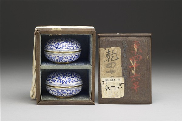 銅胎畫琺瑯白地藍花圓盒