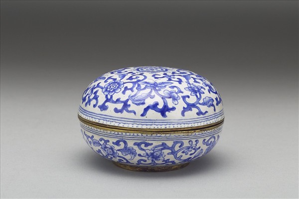 銅胎畫琺瑯白地藍花圓盒