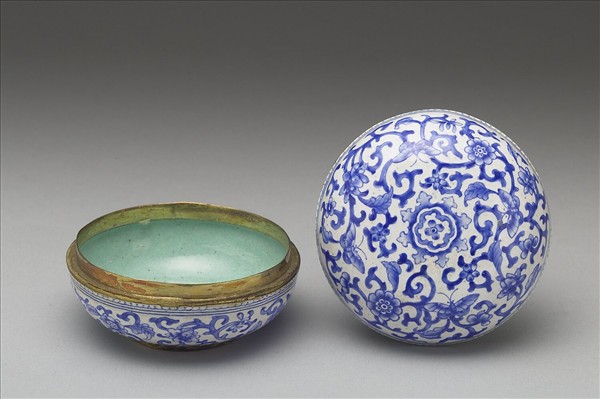 銅胎畫琺瑯白地藍花圓盒