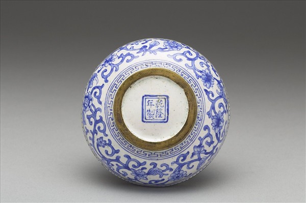 銅胎畫琺瑯白地藍花圓盒