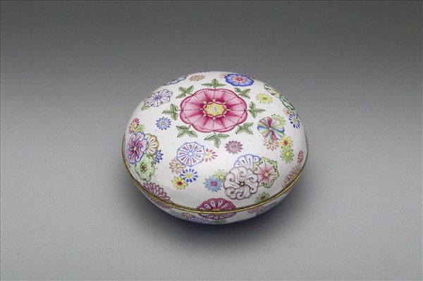 銅胎畫琺瑯白地彩花圓盒