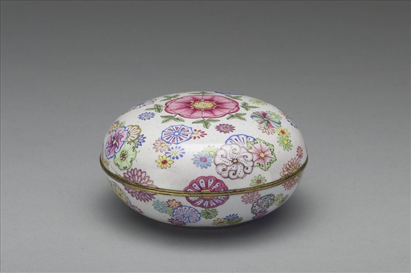 銅胎畫琺瑯白地彩花圓盒