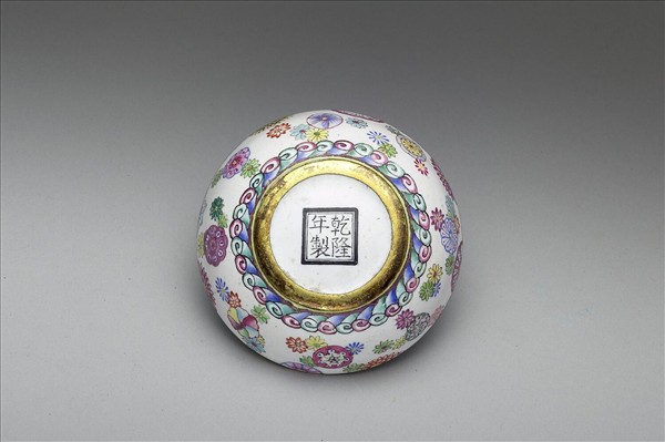 銅胎畫琺瑯白地彩花圓盒