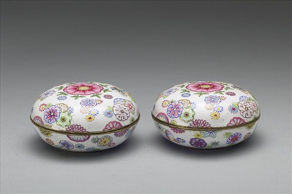 銅胎畫琺瑯白地彩花圓盒