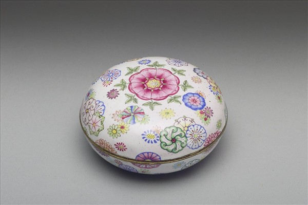 銅胎畫琺瑯白地彩花圓盒