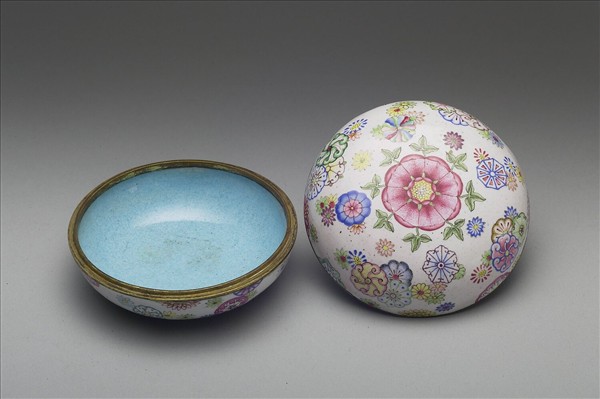 銅胎畫琺瑯白地彩花圓盒