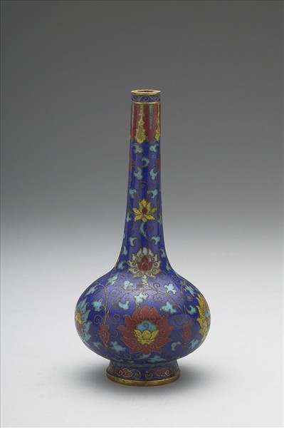 掐絲琺瑯纏枝番蓮紋膽瓶