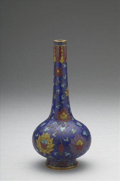 掐絲琺瑯纏枝番蓮紋膽瓶