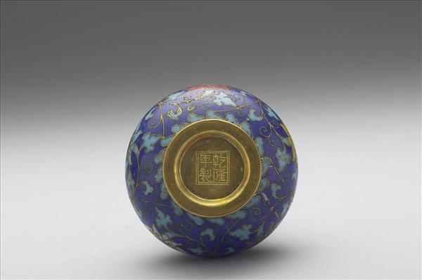 掐絲琺瑯纏枝番蓮紋膽瓶