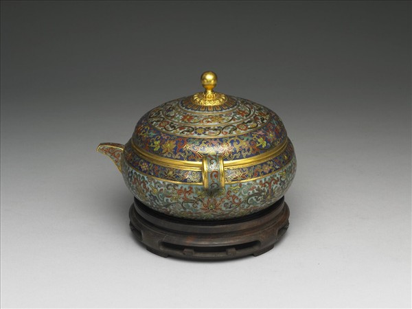 掐絲琺瑯轉枝番蓮紋扁壺