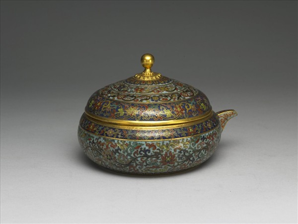 掐絲琺瑯轉枝番蓮紋扁壺