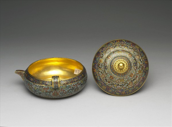 掐絲琺瑯轉枝番蓮紋扁壺