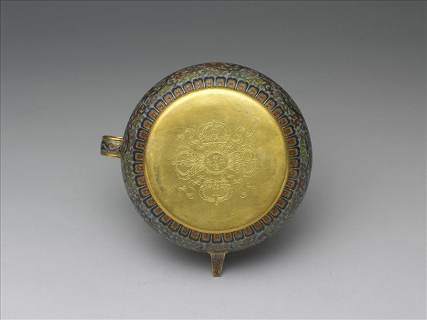 掐絲琺瑯轉枝番蓮紋扁壺