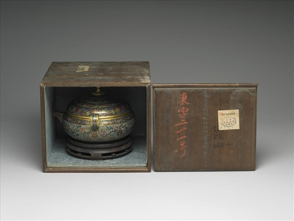 掐絲琺瑯轉枝番蓮紋扁壺