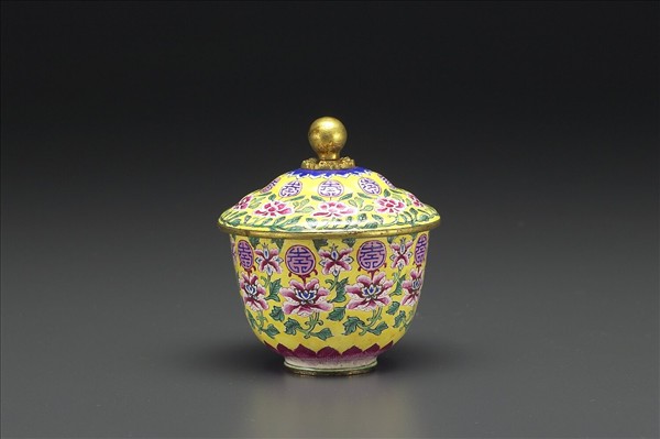 銅胎畫琺瑯花卉團壽紋蓋杯