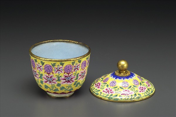 銅胎畫琺瑯花卉團壽紋蓋杯