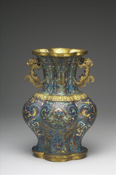 掐絲琺瑯海棠式雙耳瓶