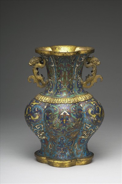 掐絲琺瑯海棠式雙耳瓶