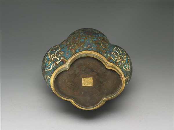 掐絲琺瑯海棠式雙耳瓶