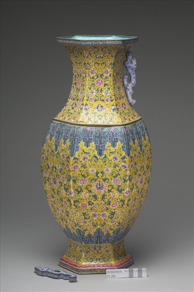 銅胎畫琺瑯黃地番蓮紋六角瓶