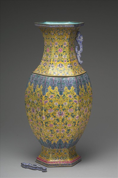 銅胎畫琺瑯黃地番蓮紋六角瓶