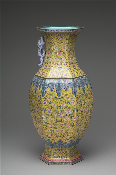 銅胎畫琺瑯黃地番蓮紋六角瓶