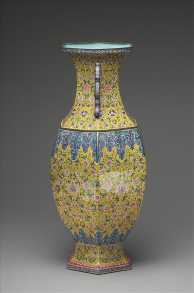 銅胎畫琺瑯黃地番蓮紋六角瓶