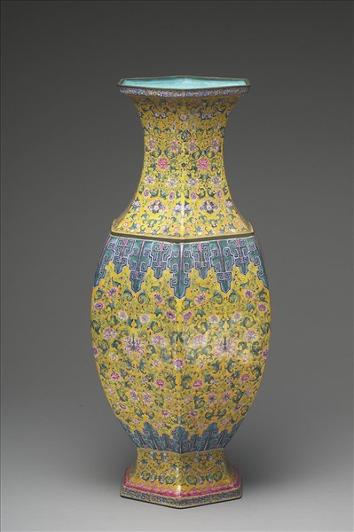 銅胎畫琺瑯黃地番蓮紋六角瓶